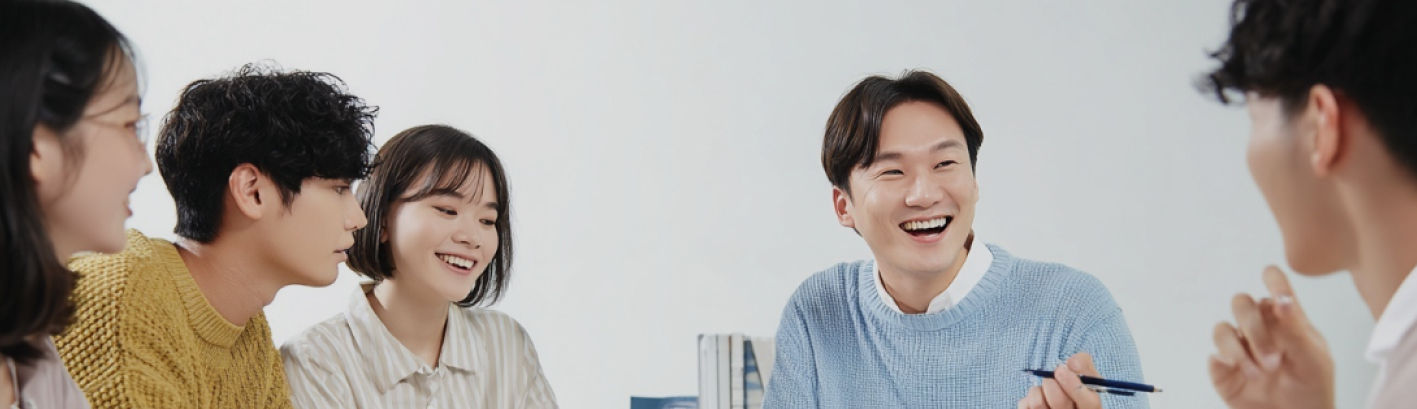 학생들과 웃고 있는 이미지